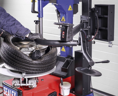 Khi nào nên thay lốp xe ô tô? Cách kiểm tra gai lốp bằng đồng xu